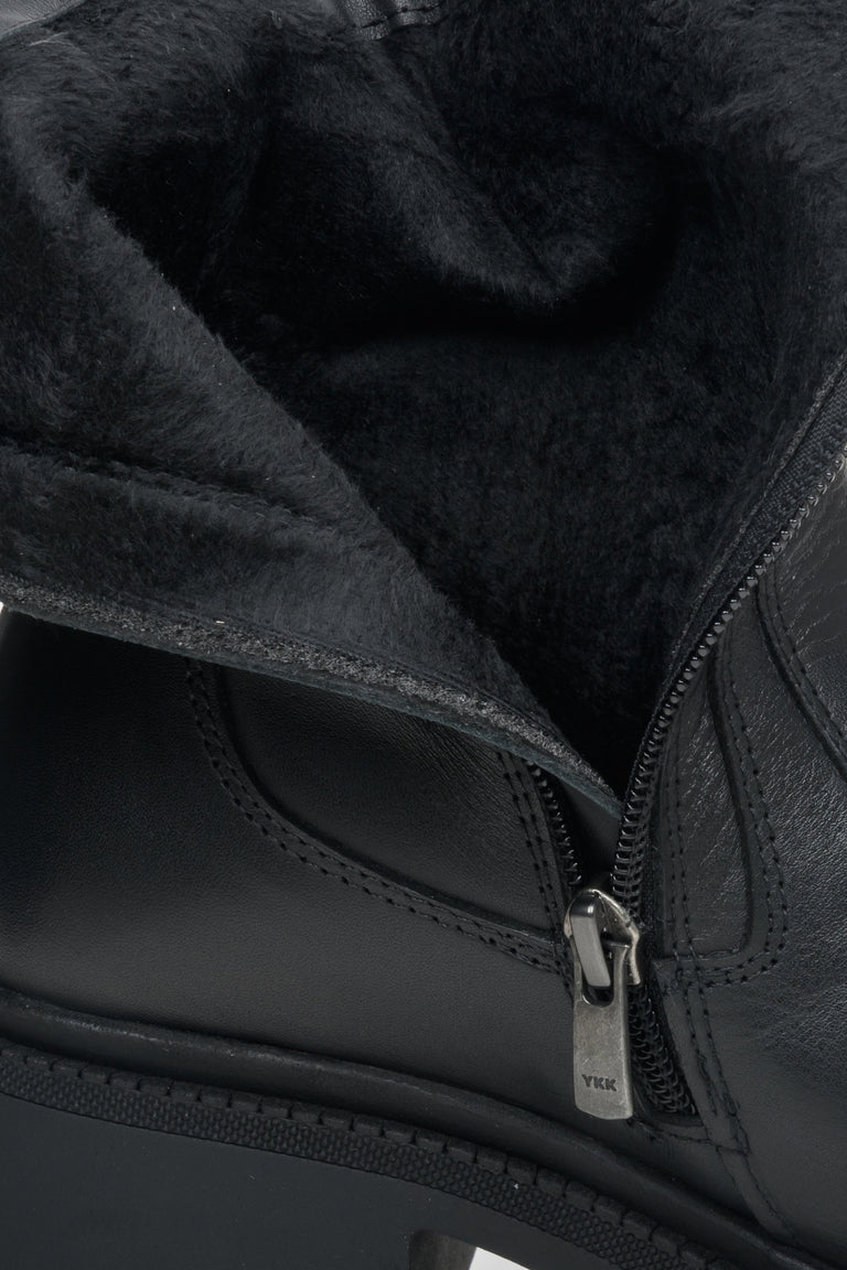 Damskie skórzane botki z miękkim wsadem w kolorze czarnym - zbliżenie do wnętrza buta.