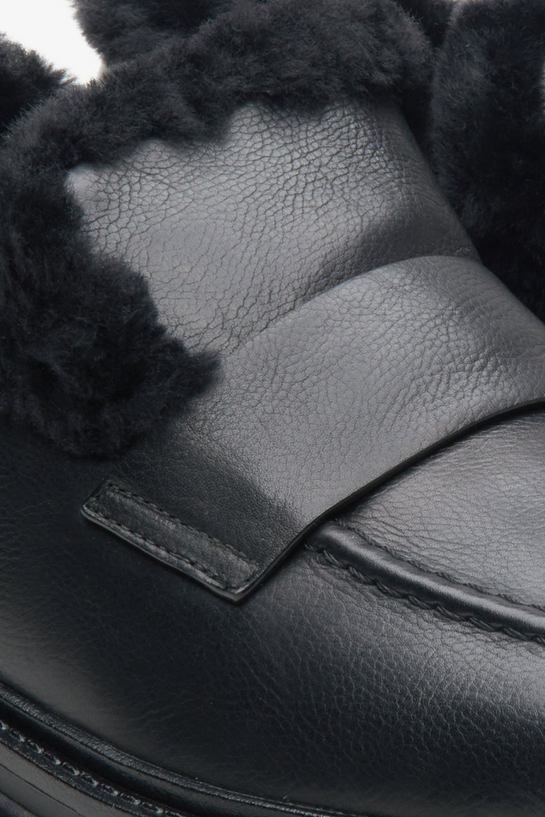 Skórzane czarne mokasyny damskie Estro z ociepleniem na zimę - zbliżenie na detale.