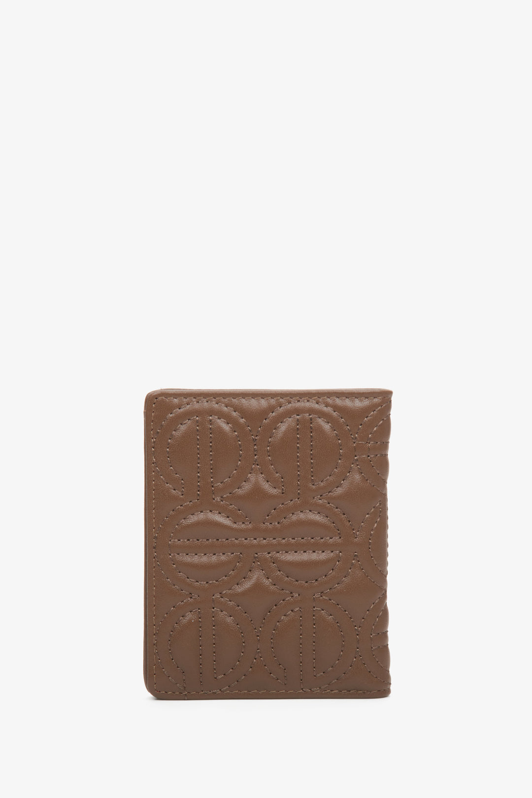 Skórzany, mały portfel damski w kolorze ciemnobrązowym marki Estro z tłoczonym logo.