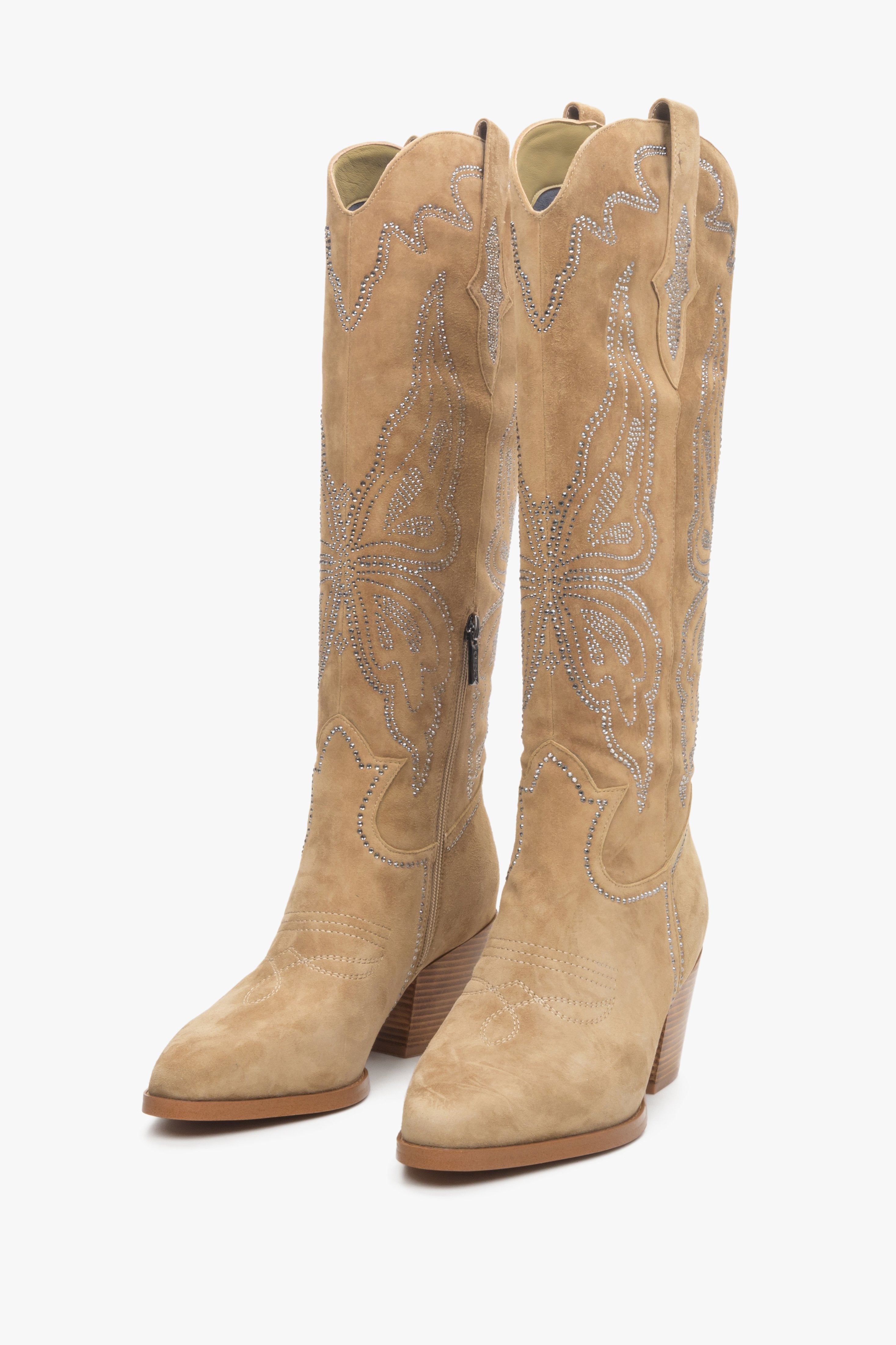 Welurowe jasnobeżowe kowbojki damskie podwyższane Estro - zbliżenie na przód buta.