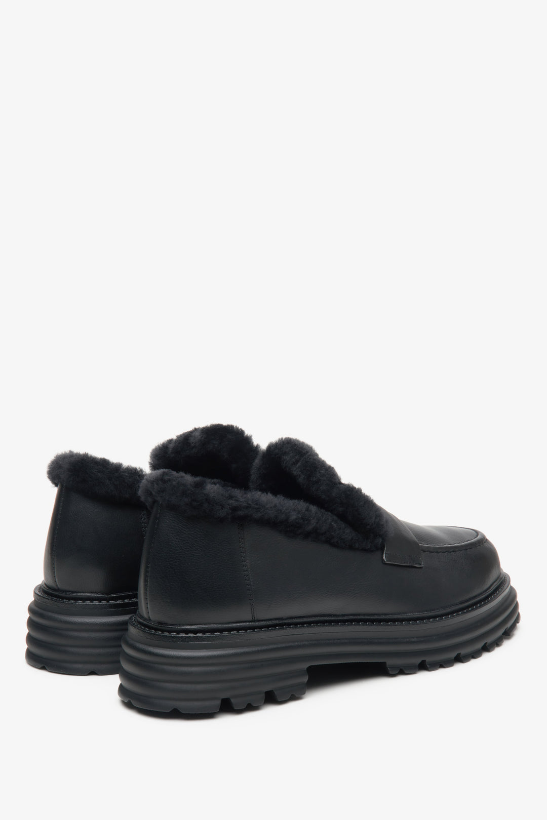 Damskie skórzane mokasyny Estro w kolorze czarnym z ociepleniem - zbliżenie na zapiętek i linię boczną butów.