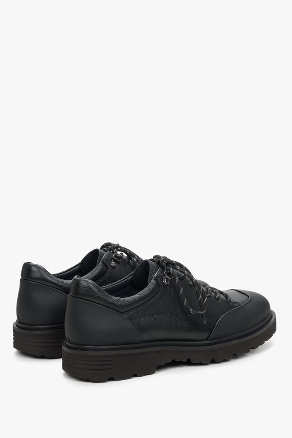 Czarne skórzane półbuty męskie Estro - zbliżenie na zapiętek i linię boczną butów.