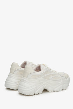 Damskie, beżowe sneakersy na grubej podeszwie ES 8 - zbliżenie na zapiętek i linię boczną butów.
