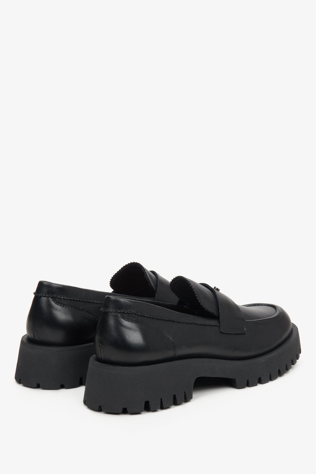 Skórzane loafersy damskie w kolorze czarnym Estro - zbliżenie na zapiętek i linię boczną butów.