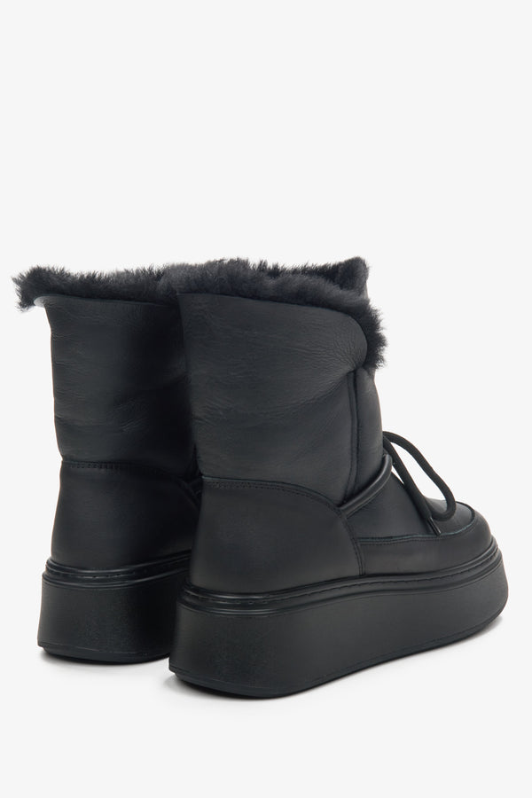 Śniegowce damskie czarne Estro z futrzanym wsadem - zbliżenie na zapiętek i linię boczną buta.
