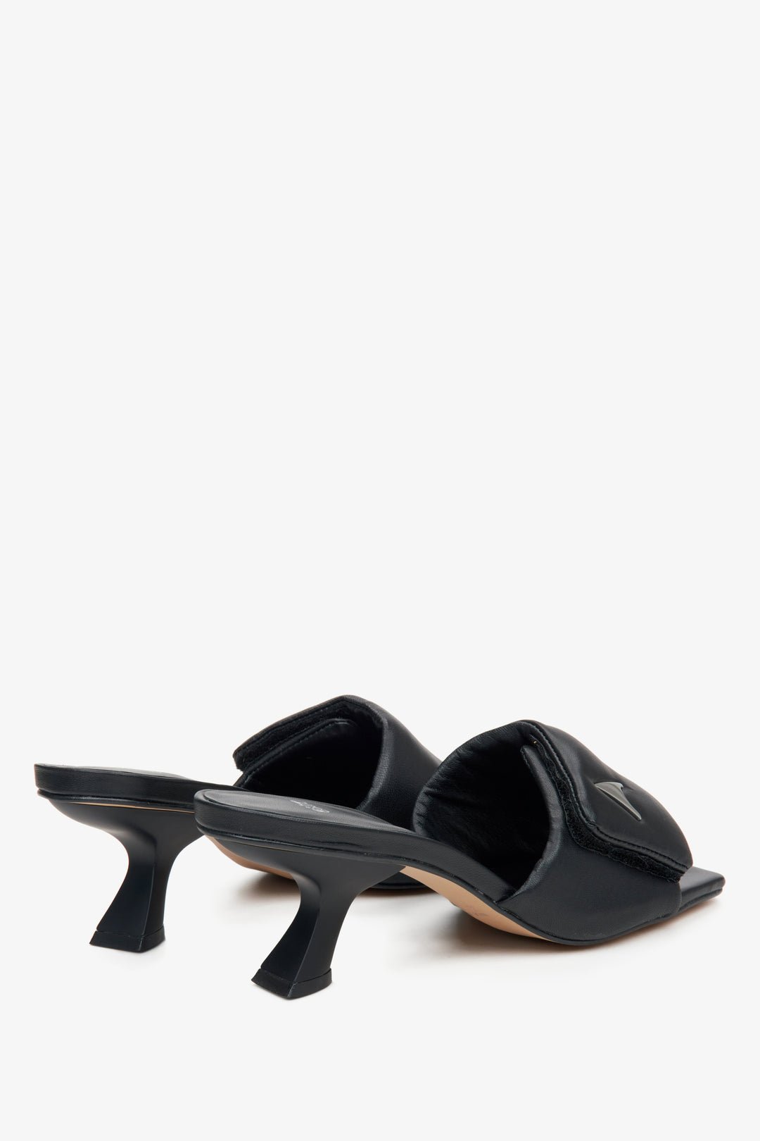 Damskie skórzane klapki w kolorze czarnym  - zbliżenie na zapiętek i linię boczną butów.