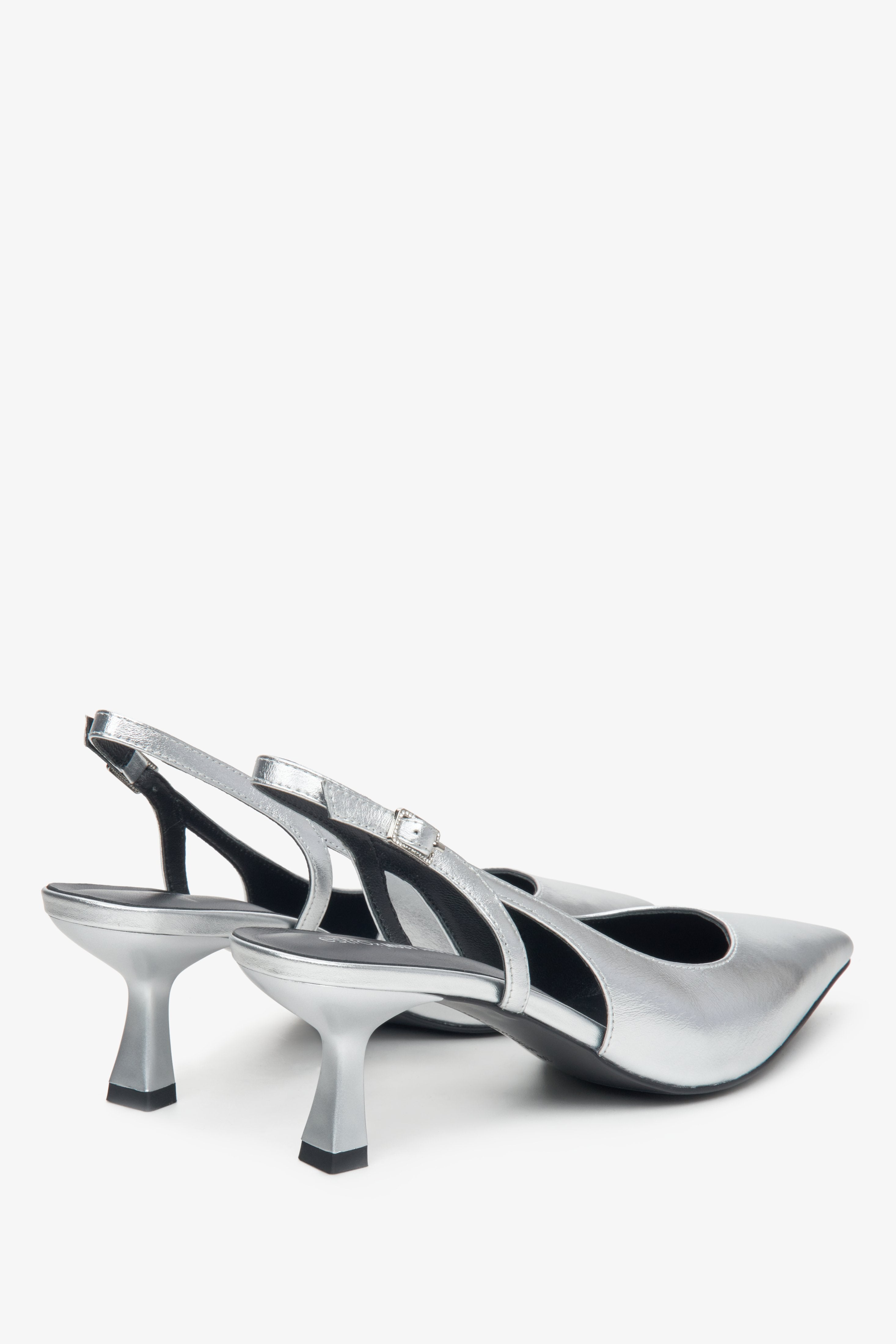 Damskie czółenka typu slingback ze srebrnej skóry naturalnej Estro X MustHave - zbliżenie na obcas i linię boczną butów.