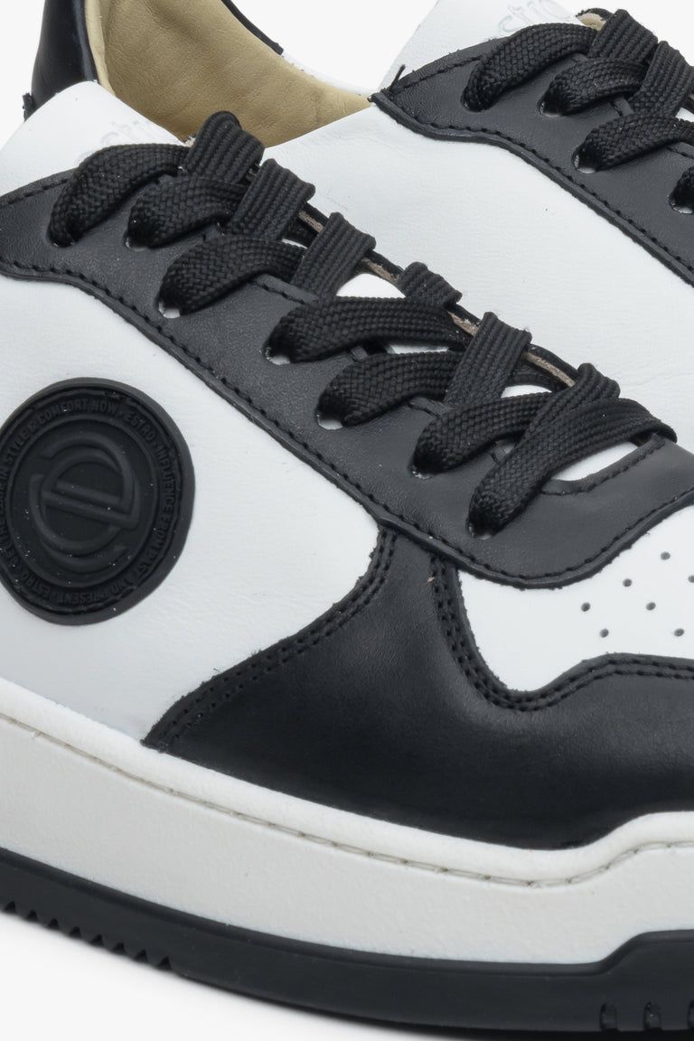 Skórzane sneakersy damskie Estro w biało-czarnym kolorze ze sznurowaniem - zbliżenie na detale.