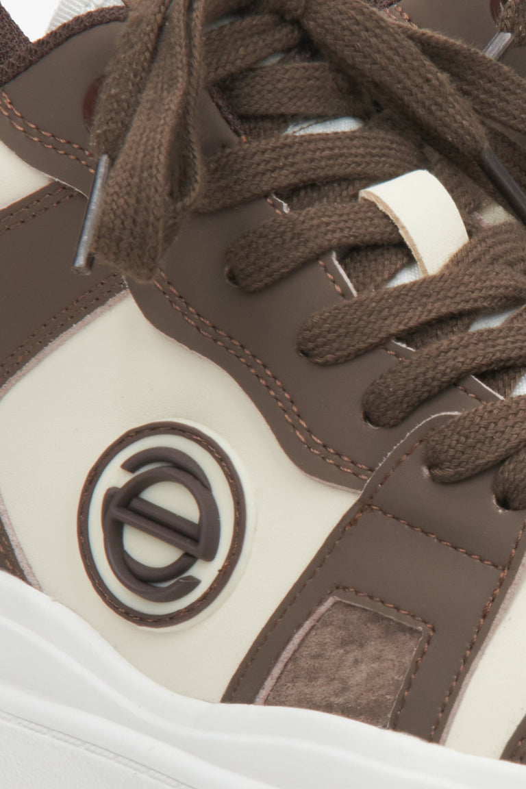 Wysokie, skórzane sneakersy damskie  kolorze brązowo-beżowym - zbliżenie na detal.