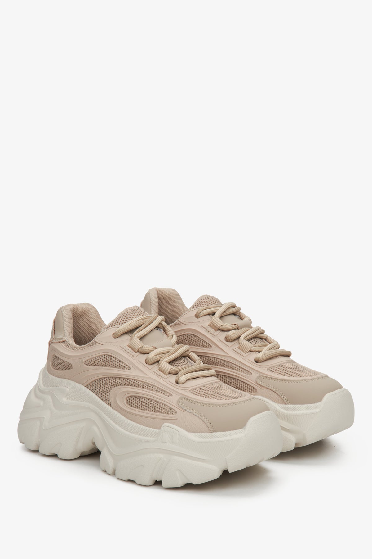 Damskie sneakersy ES 8 w kolorze jasnobrązowym na grubej podeszwie ze sznurowaniem.