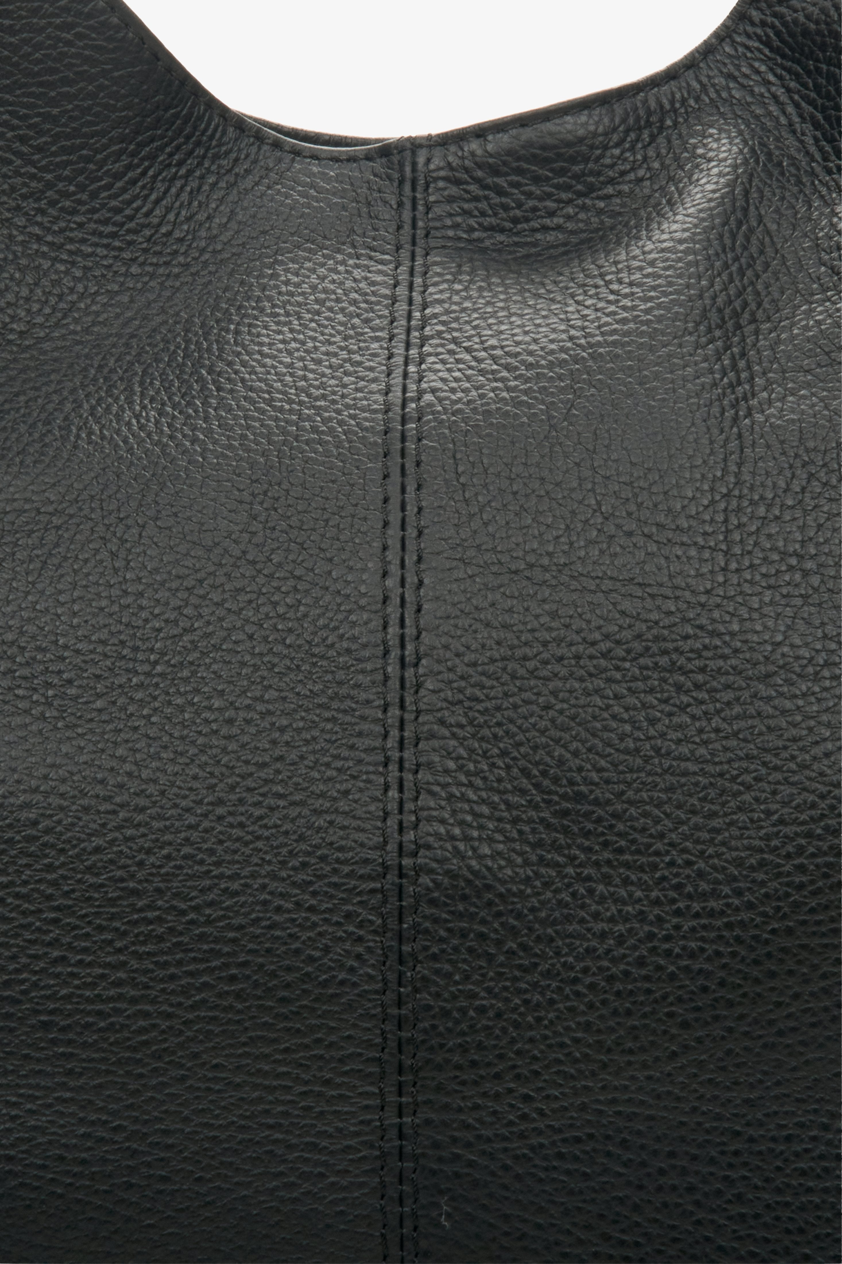 Skórzana shopperka damska Estro w kolorze czarnym - zbliżenie na detale.
