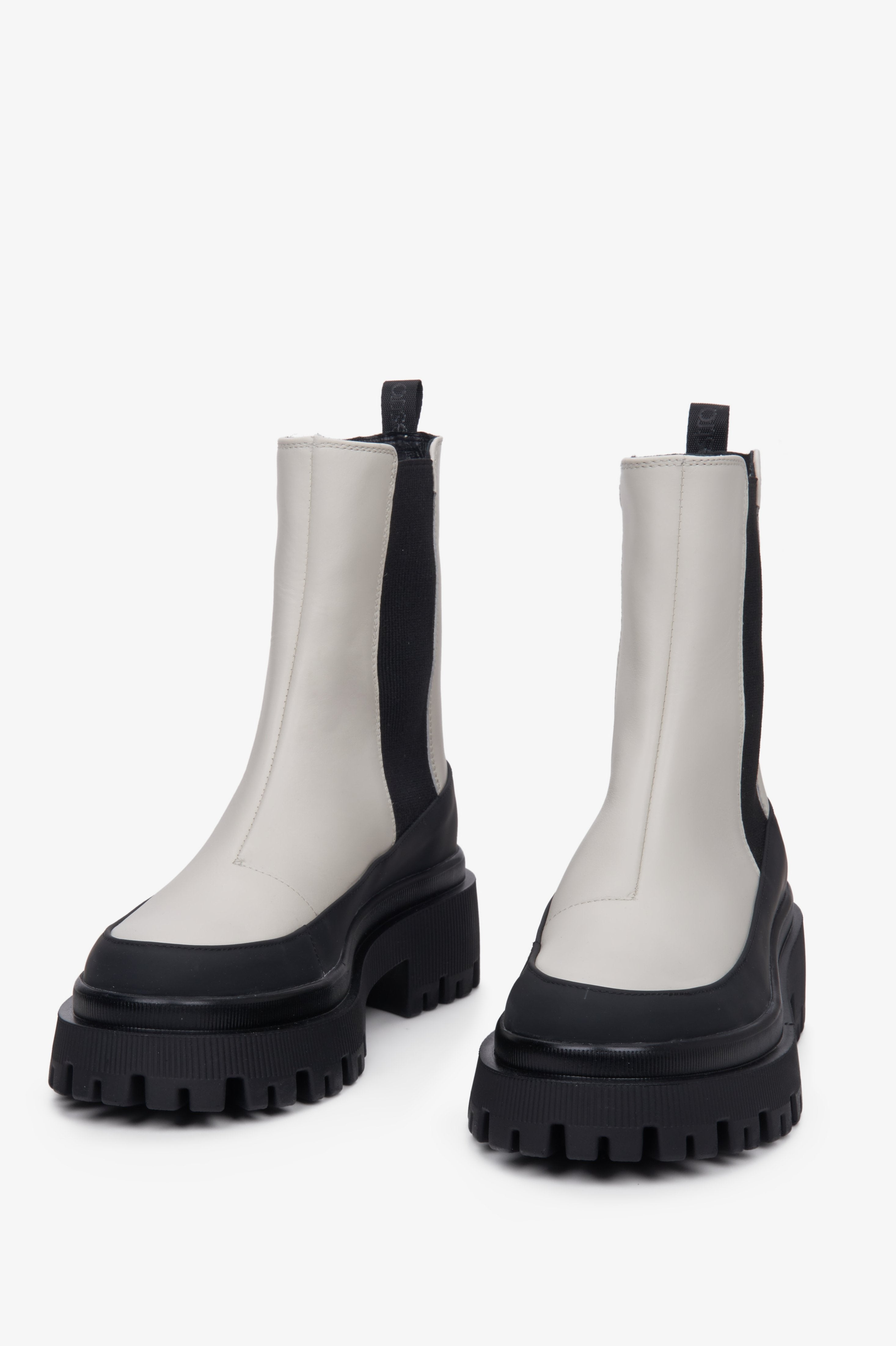 Sztyblety damskie w kolorze białym i czarnym ze skóry naturalnej Estor - zbliżenie na czubek buta.