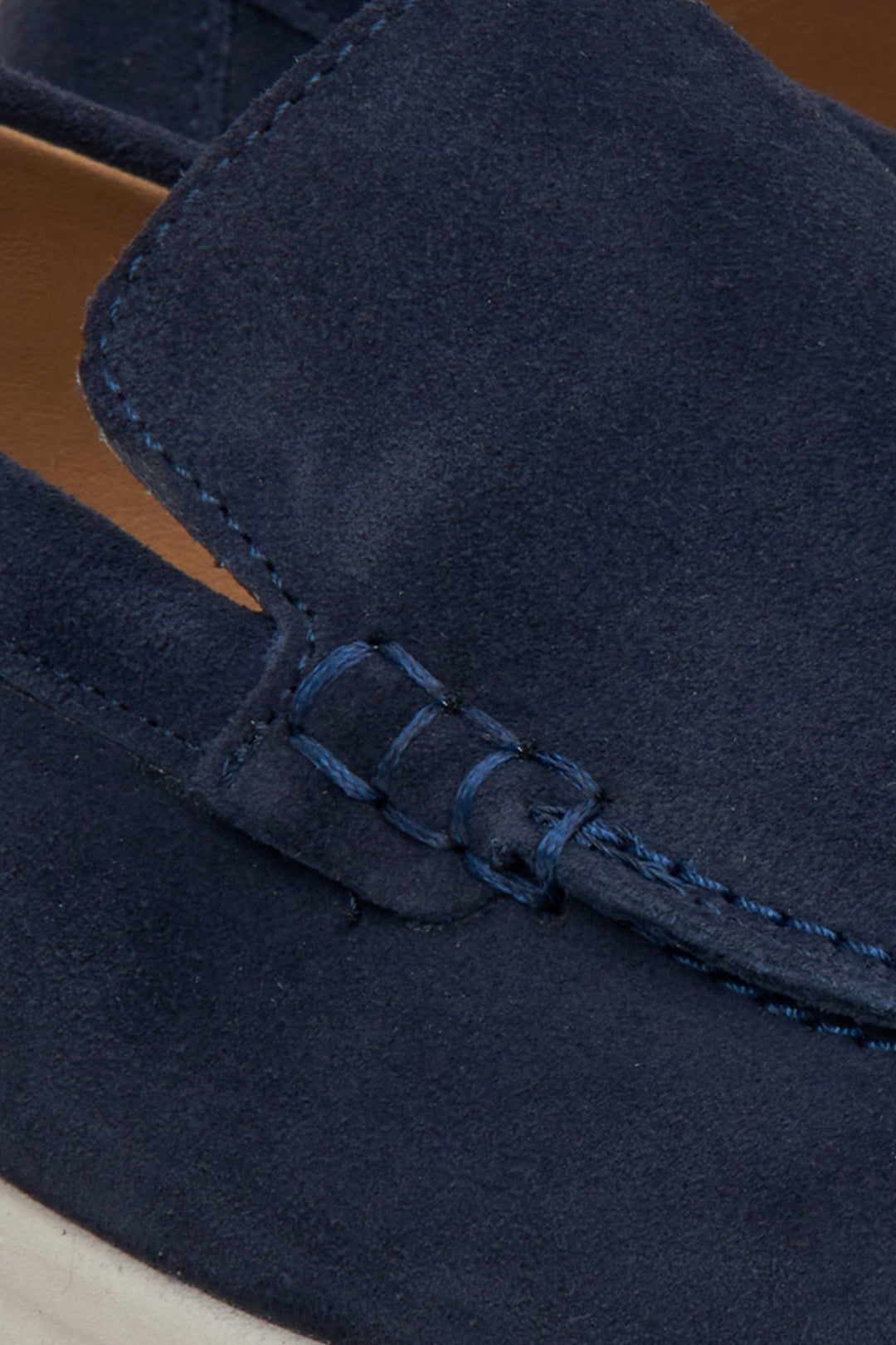 Miękkie, welurowe mokasyny damskie Estro w kolorze granatowym - zbliżenie na detale.