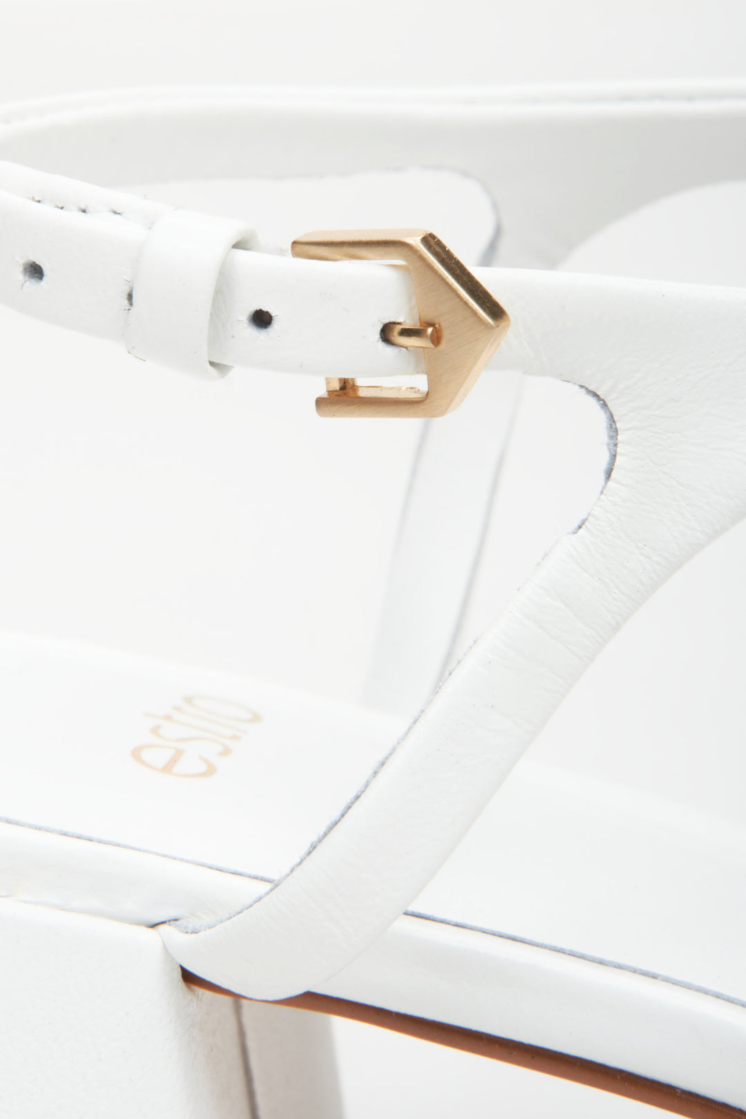Sandały damskie ze skóry naturalnej w kolorze białym marki Estro - zbliżenie na detale.