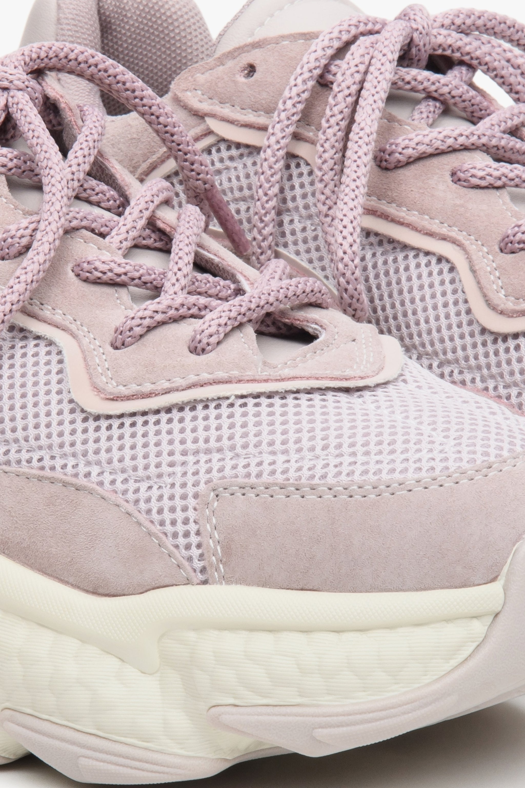 Sneakersy damskie w kolorze jasnofioletowym z zamszu i tekstyliów na grubej podeszwie - zbliżenie na detale.