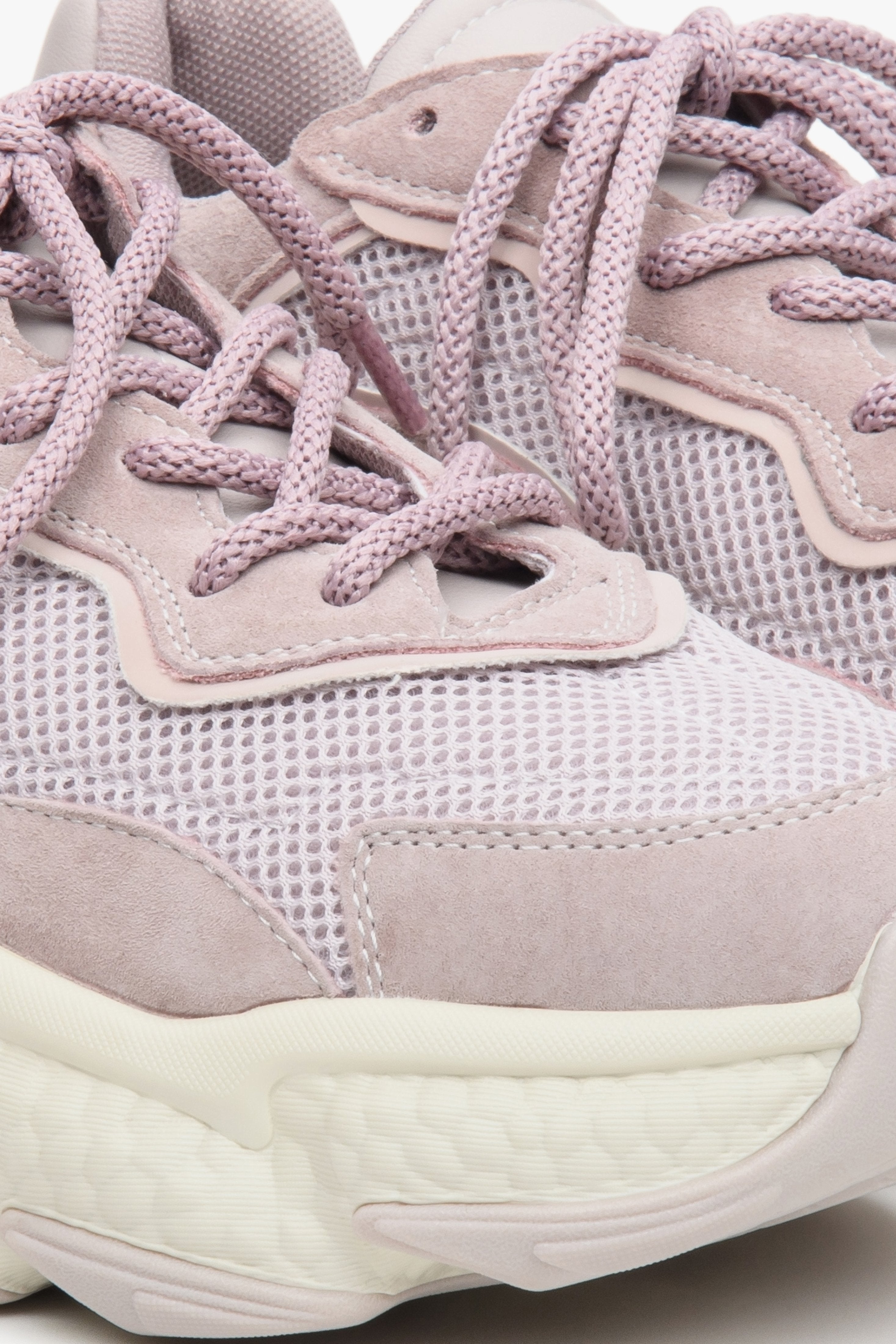 Sneakersy damskie w kolorze jasnofioletowym z zamszu i tekstyliów na grubej podeszwie - zbliżenie na detale.