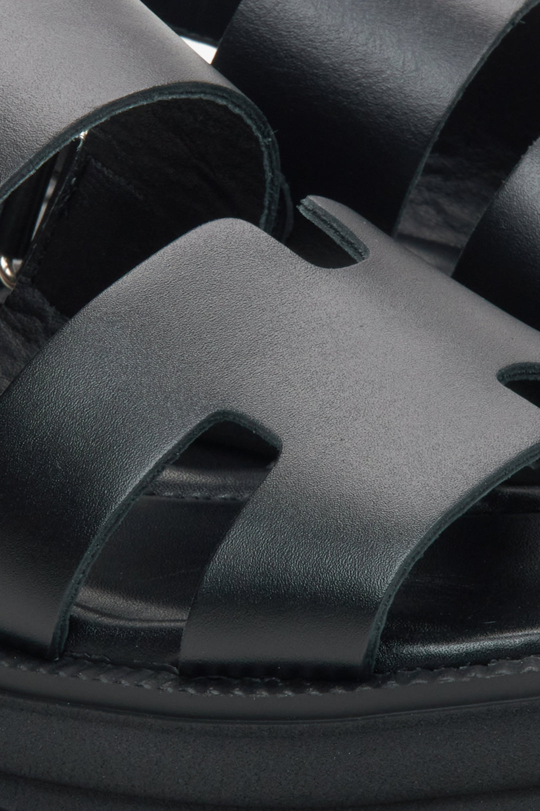 Damskie skórzane sandały damskie w kolorze czarnym Estro - zbliżenie na detale.
