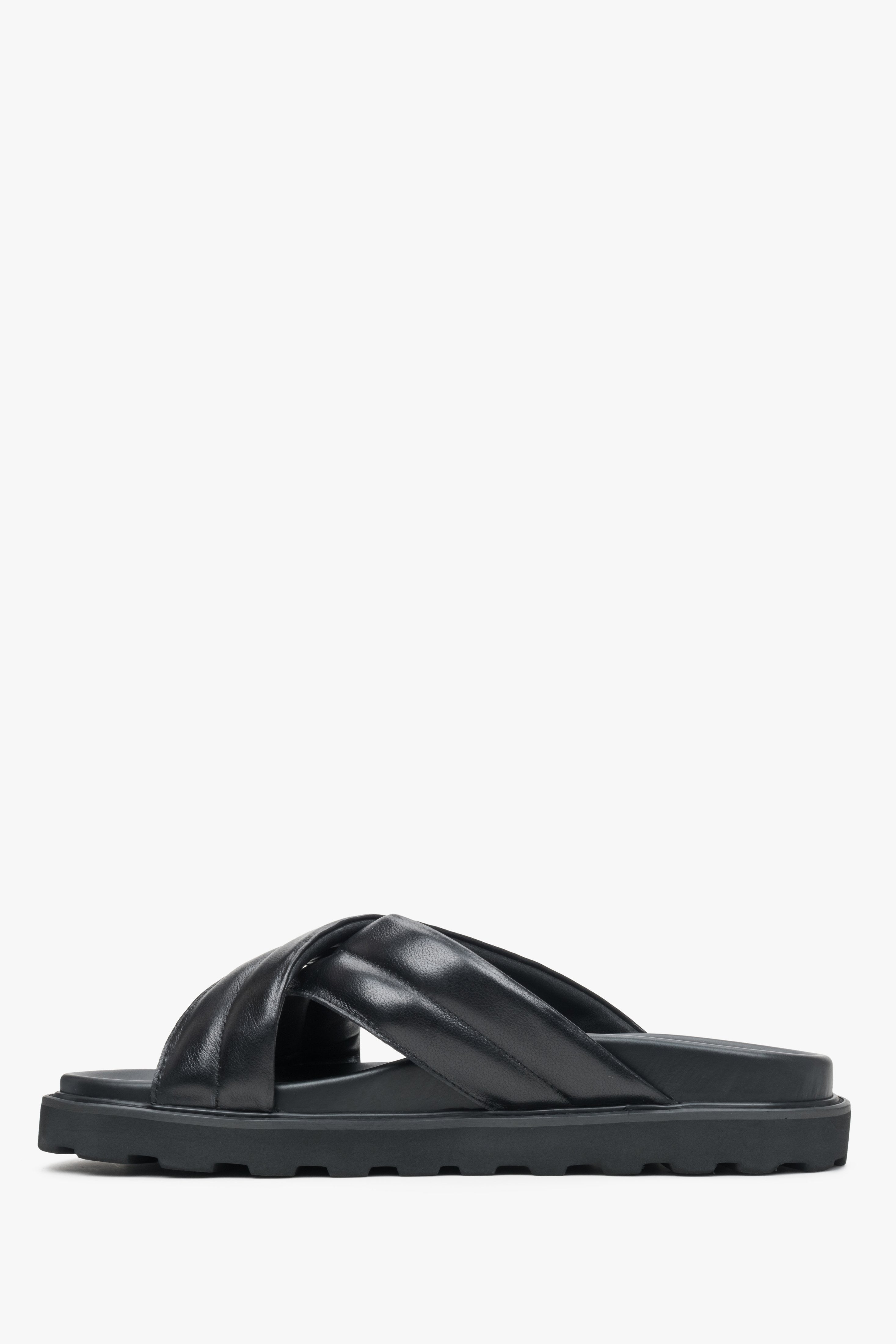 Skórzane, czarne klapki męskie Estro na miękkiej podeszwie z krzyżowanymi paskami Estro - profil buta.