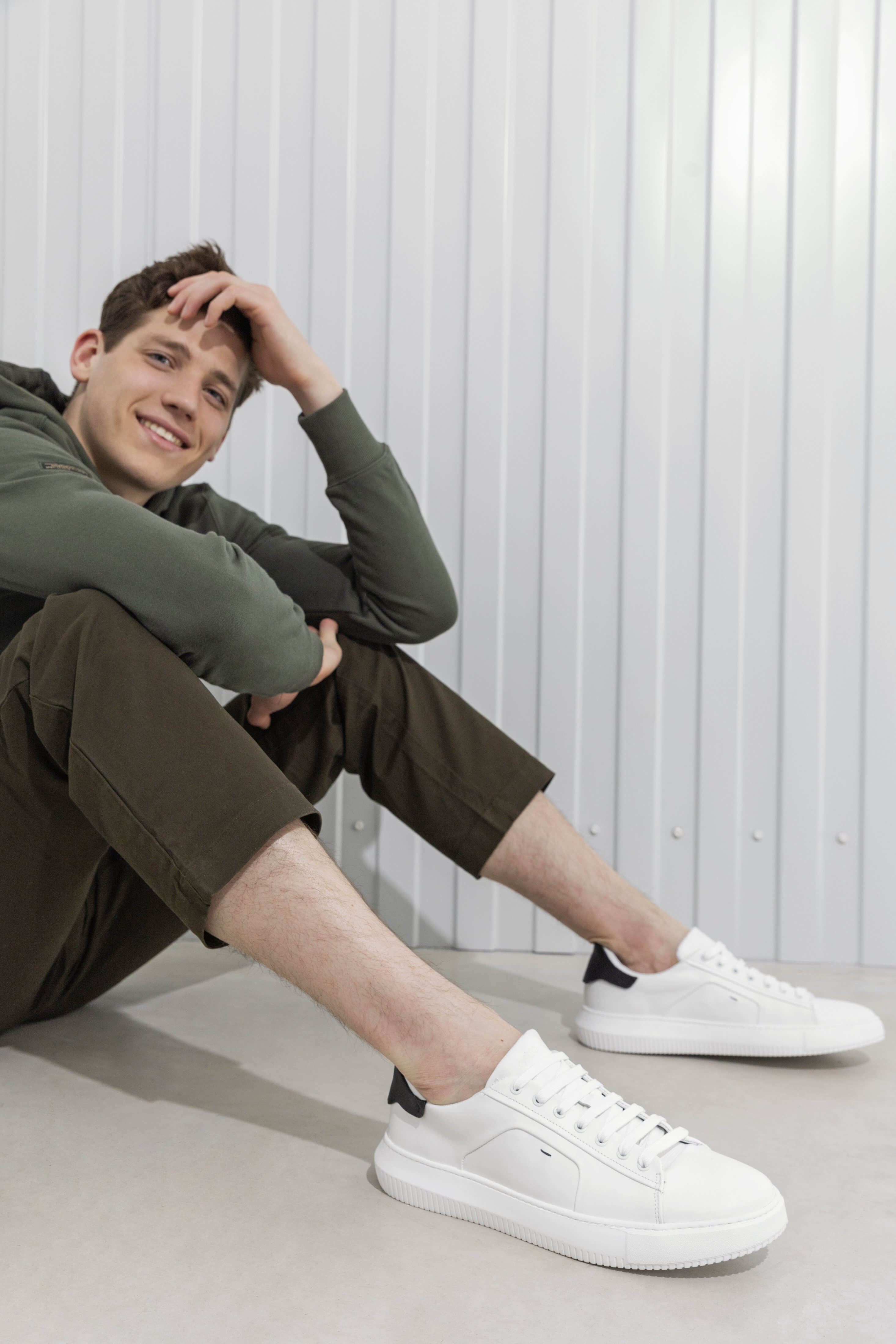 Biało-czarne sneakersy męskie ze skóry naturalnej Estro ER00111276