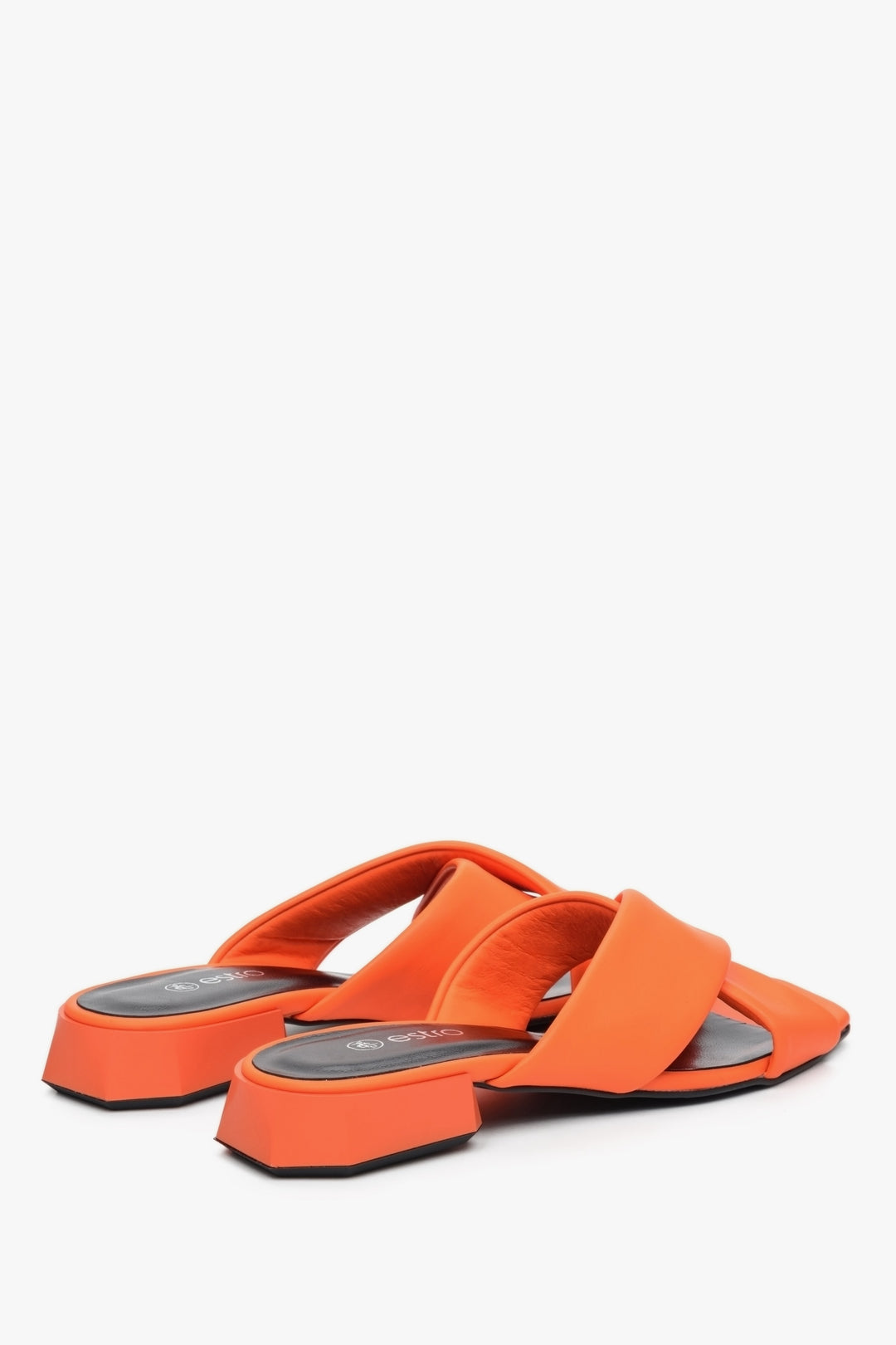 Damskie klapki skórzane na niskim obcasie w kolorze pomarańczowym - zbliżenie na tył buta.