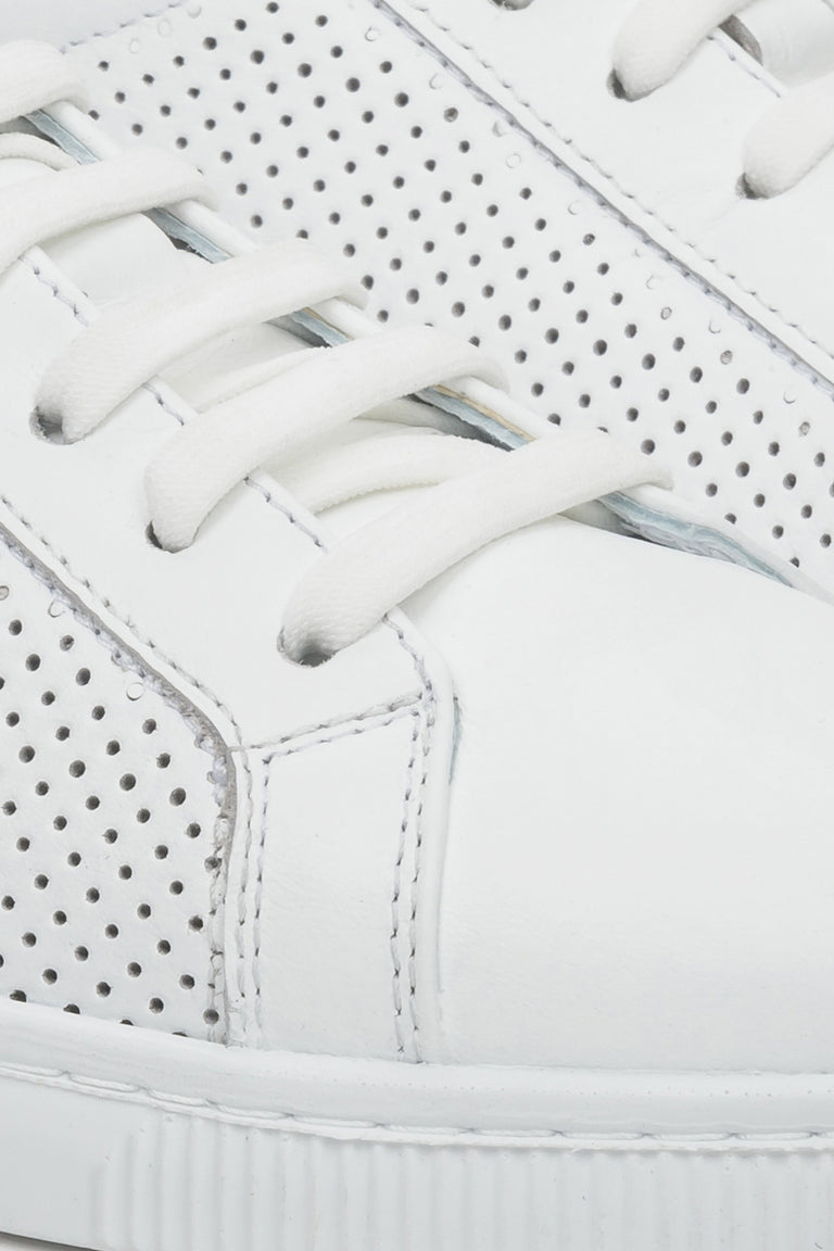 Białe sneakersy damskie na lato - zbliżenie na detale.