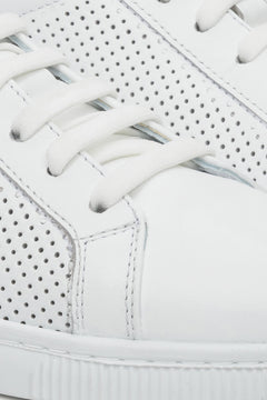 Białe sneakersy damskie na lato - zbliżenie na detale.