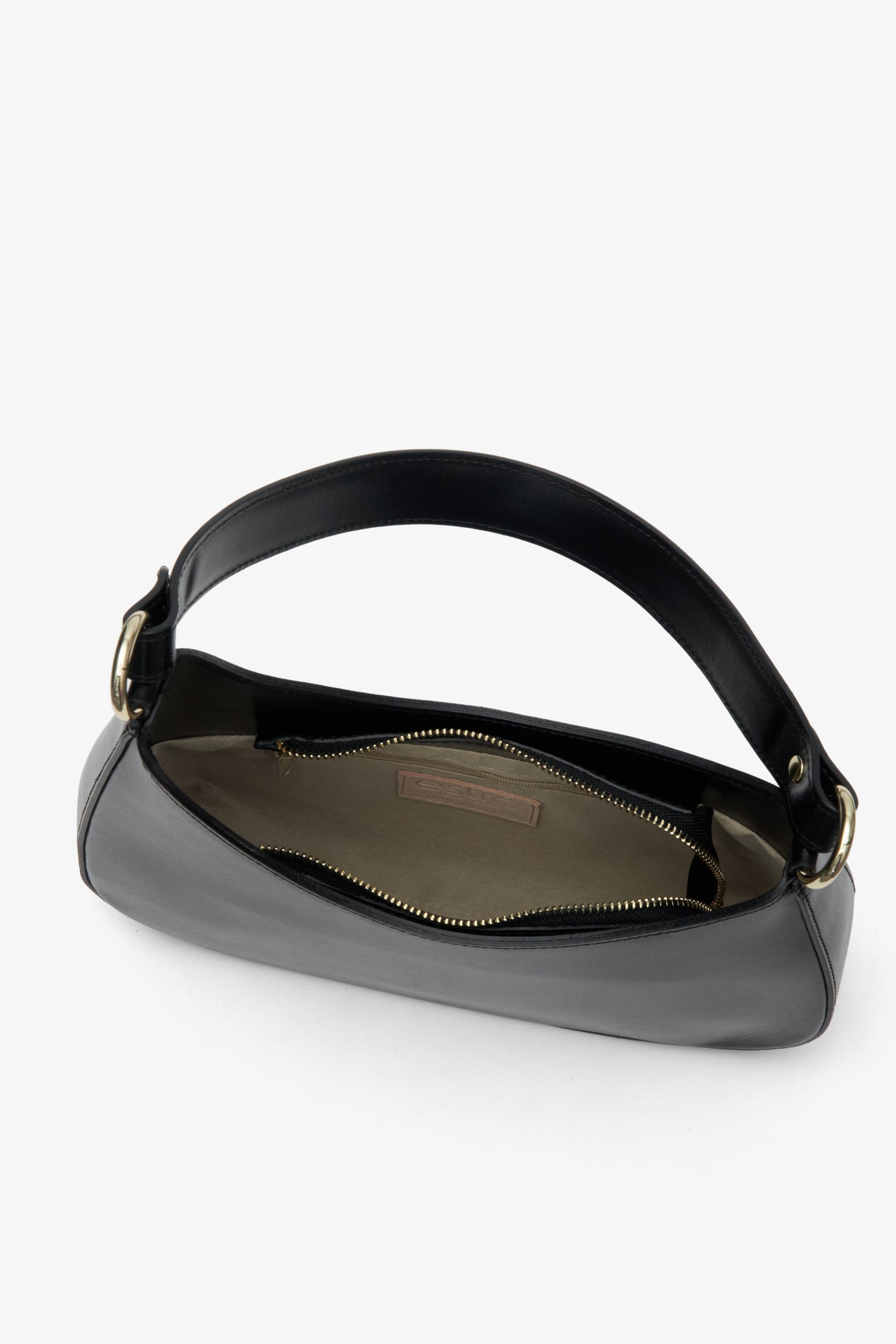 Damska torebka typu shoulder bag w kolorze czarnym z włoskiej skóry naturalnej - zbliżenie na wnętrze modelu.