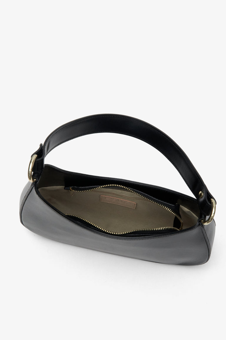 Damska torebka typu shoulder bag w kolorze czarnym z włoskiej skóry naturalnej - zbliżenie na wnętrze modelu.