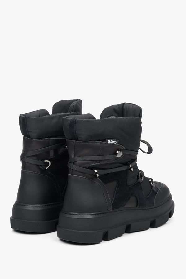Buty damskie ocieplane na zimę Estro w kolorze czarnym - zbliżenie na zapiętek i przyszwę boczną.