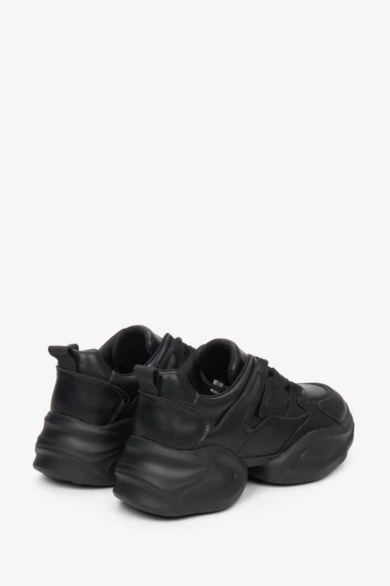 Sneakersy damskie w kolorze czarnym - zbliżenie na zapiętek obuwia ze skóry naturalnej.