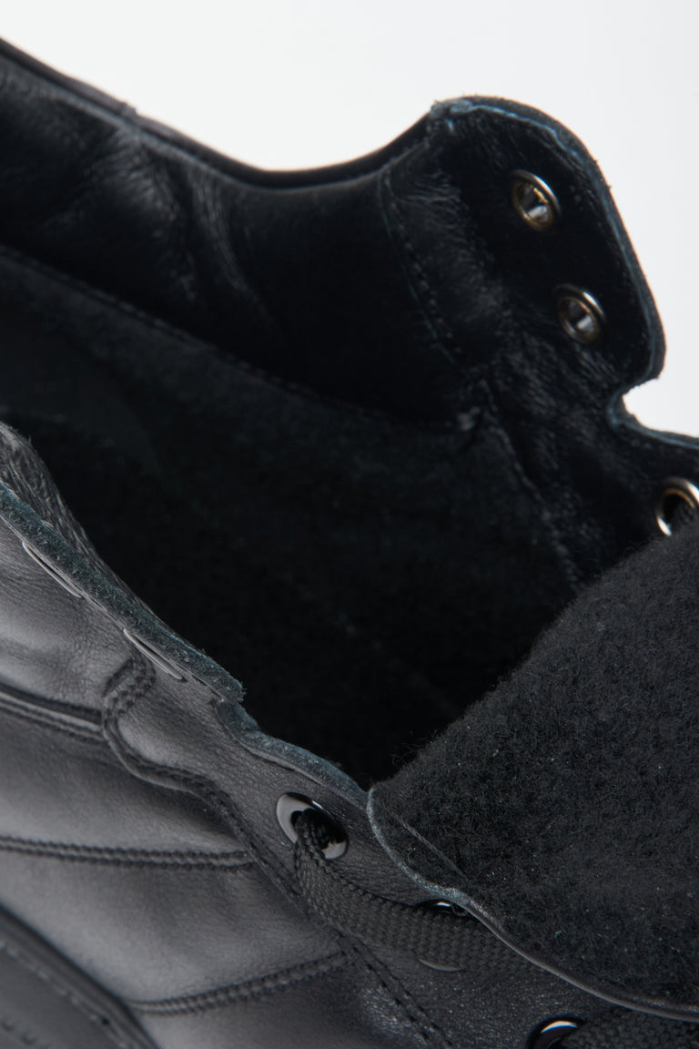 Sneakersy męskie wysokie na jesień w kolorze czarnym marki Estro - zbliżenie na miękką ocieplinę buta.