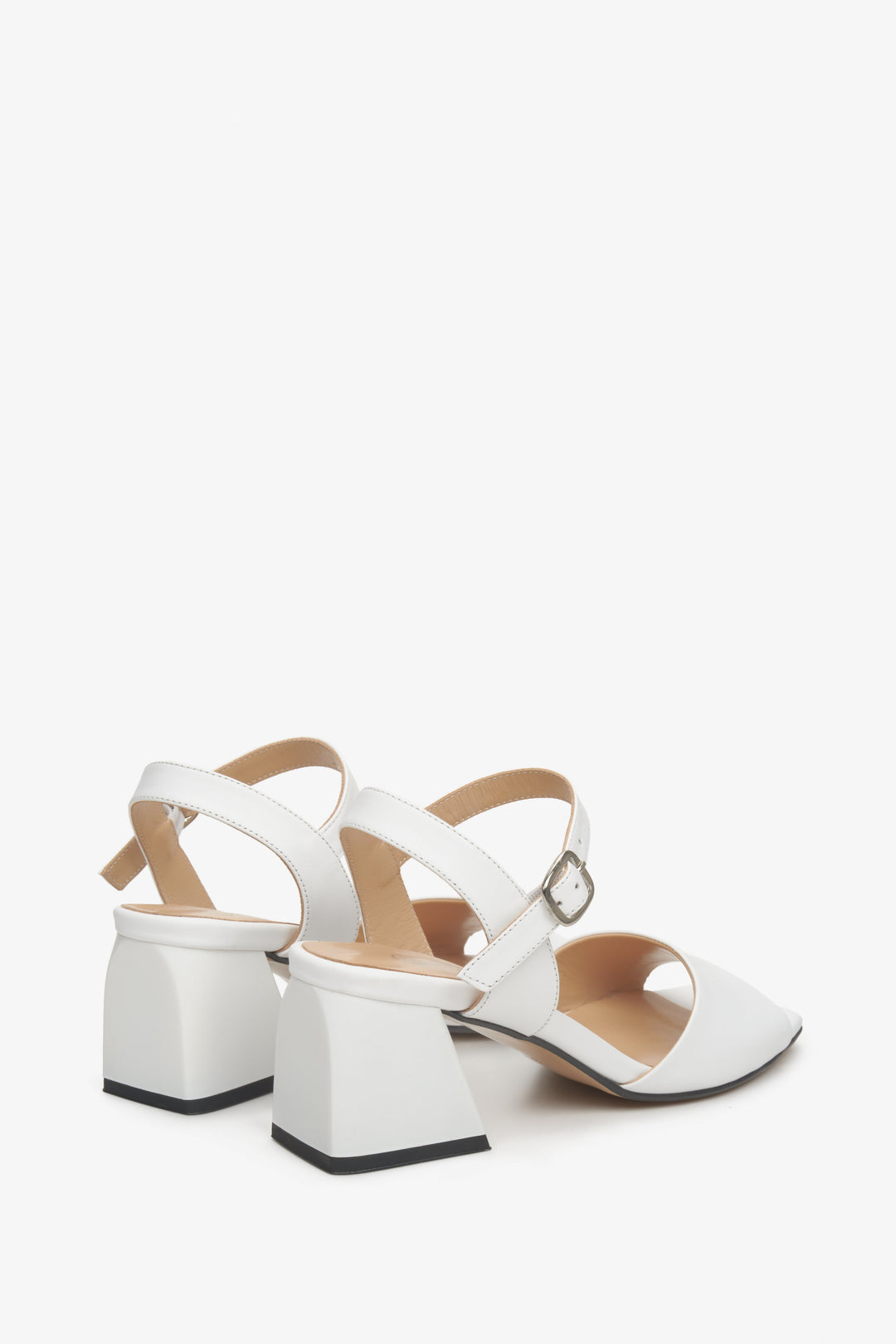 Białe, skórzane sandały damskie Estro - zbliżenie na obcas na słupku i boczną część butów.