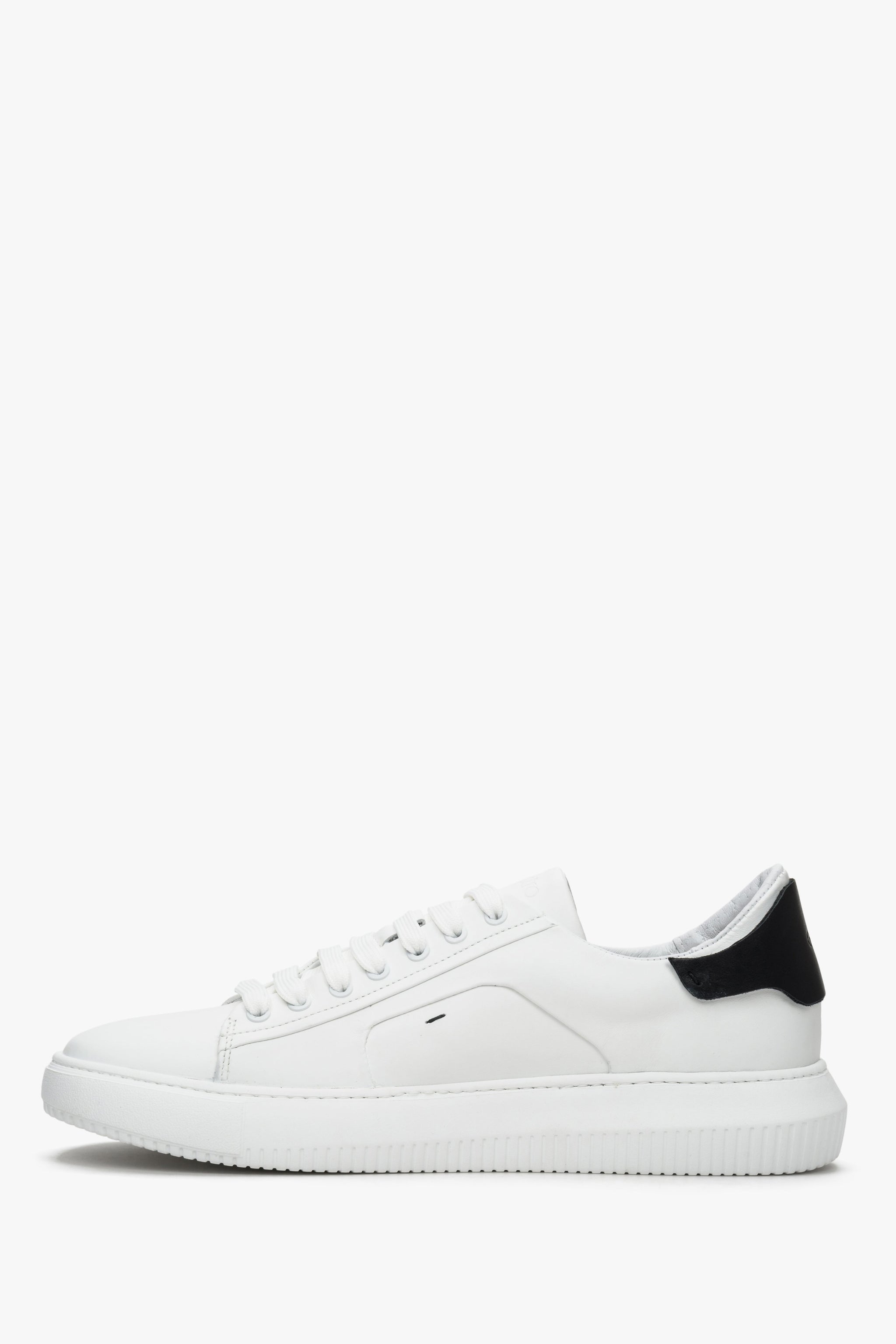 Biało-czarne, skórzane sneakersy męskie Estro ze sznurowaniem.