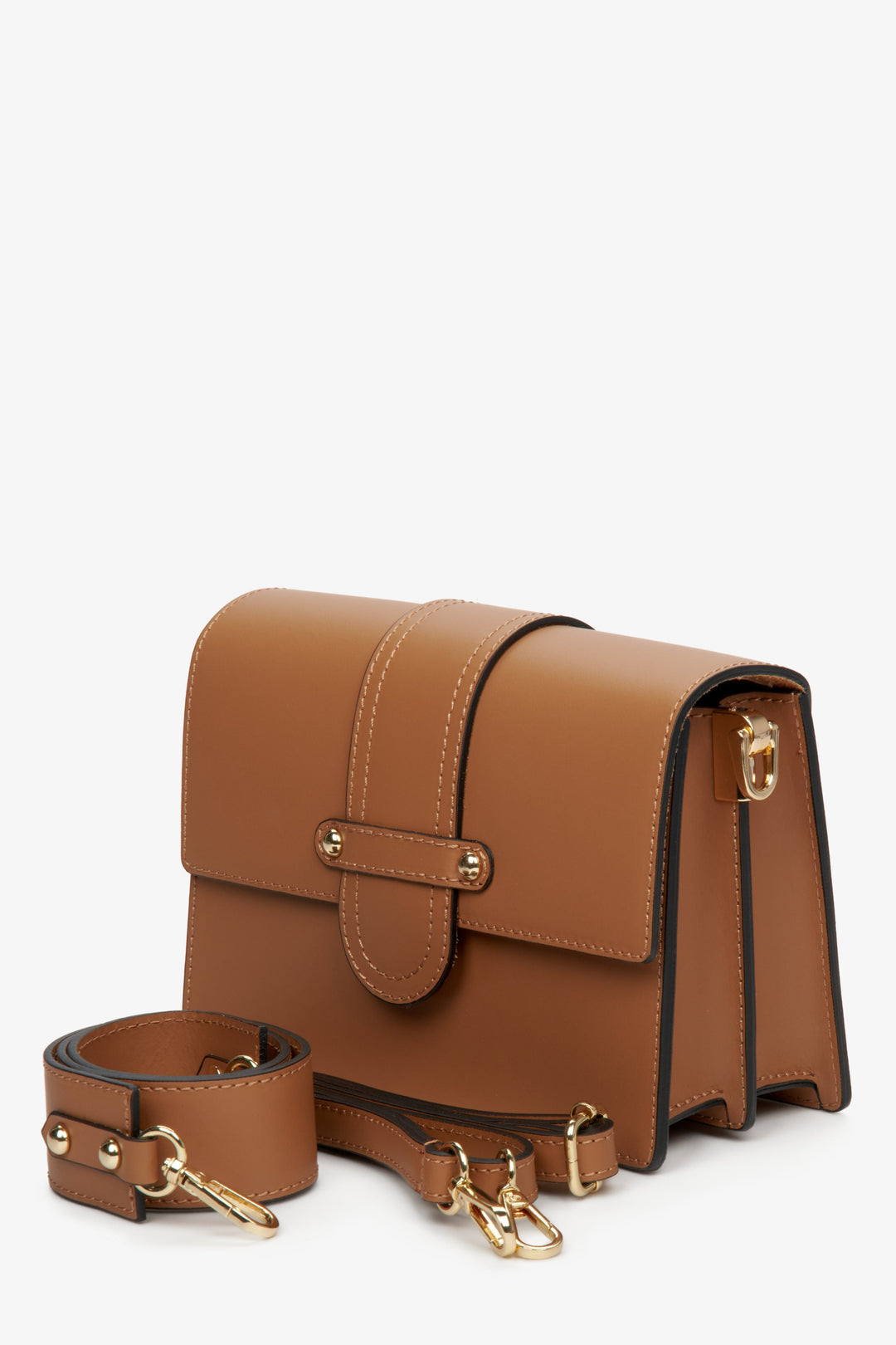 Brązowa, mała torebka damska ze skóry naturalnej włoskiem z zatrzaskiem na ramię i na pasku - prezentacja modelu z dodatkami.