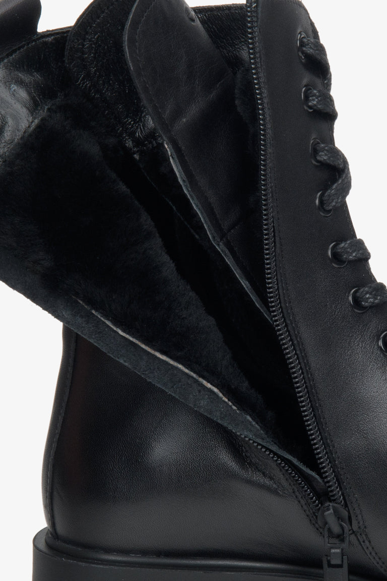 Wysokie workery damskie w kolorze czarnym ze sznurowaniem - podgląd wnętrza buta.