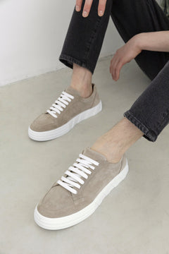Beżowe sneakersy męskie z zamszu naturalnego na wiosnę Estro ER00111154
