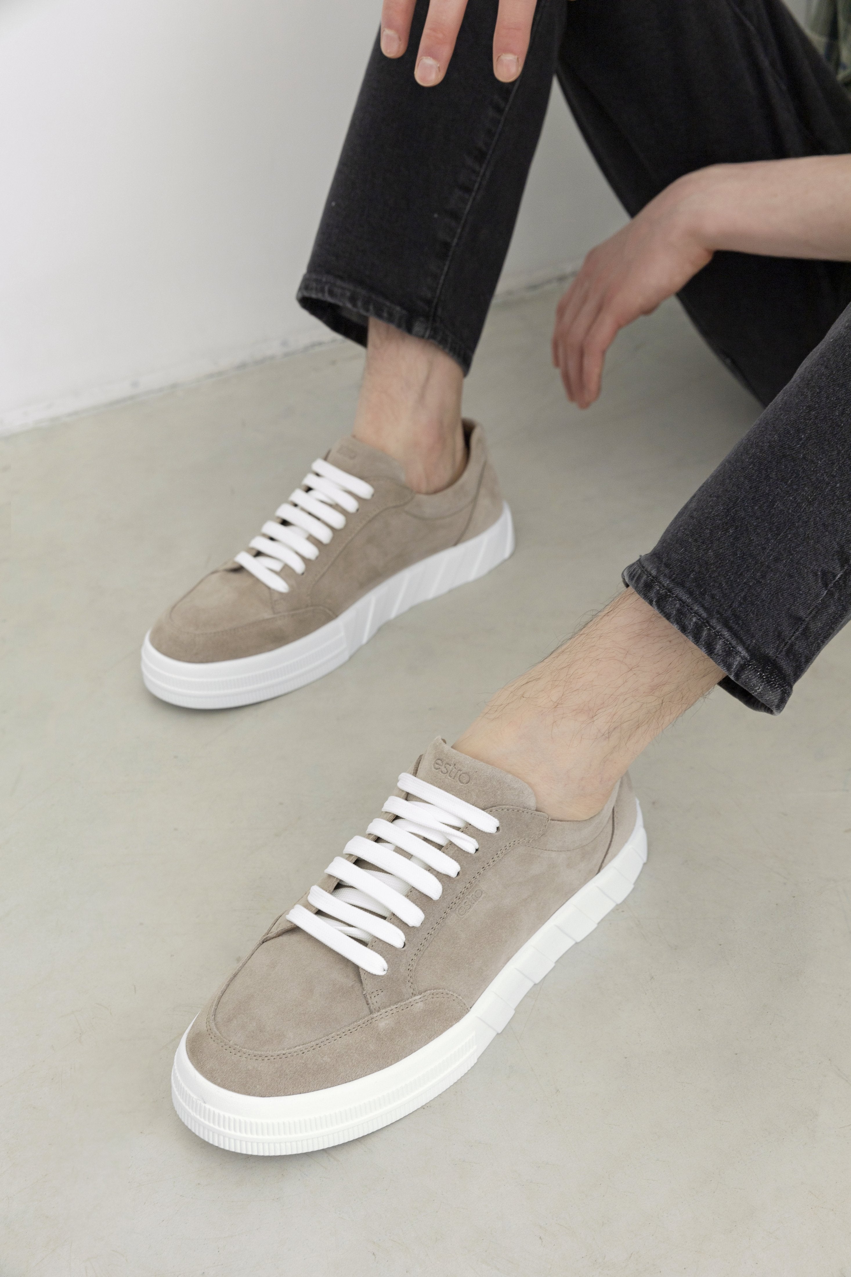 Beżowe sneakersy męskie z zamszu naturalnego na wiosnę Estro ER00111154