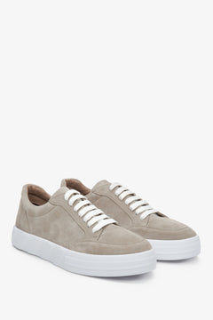 Sneakersy męskie zamszowe Estro w kolorze beżowym ze sznurowaniem - zbliżenie na linię palców i bok obuwia.