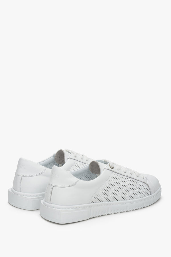 Sneakersy damskie Estro w kolorze białym ze skóry naturalnej - zbliżenie na zapiętek i przyszwę boczną butów.