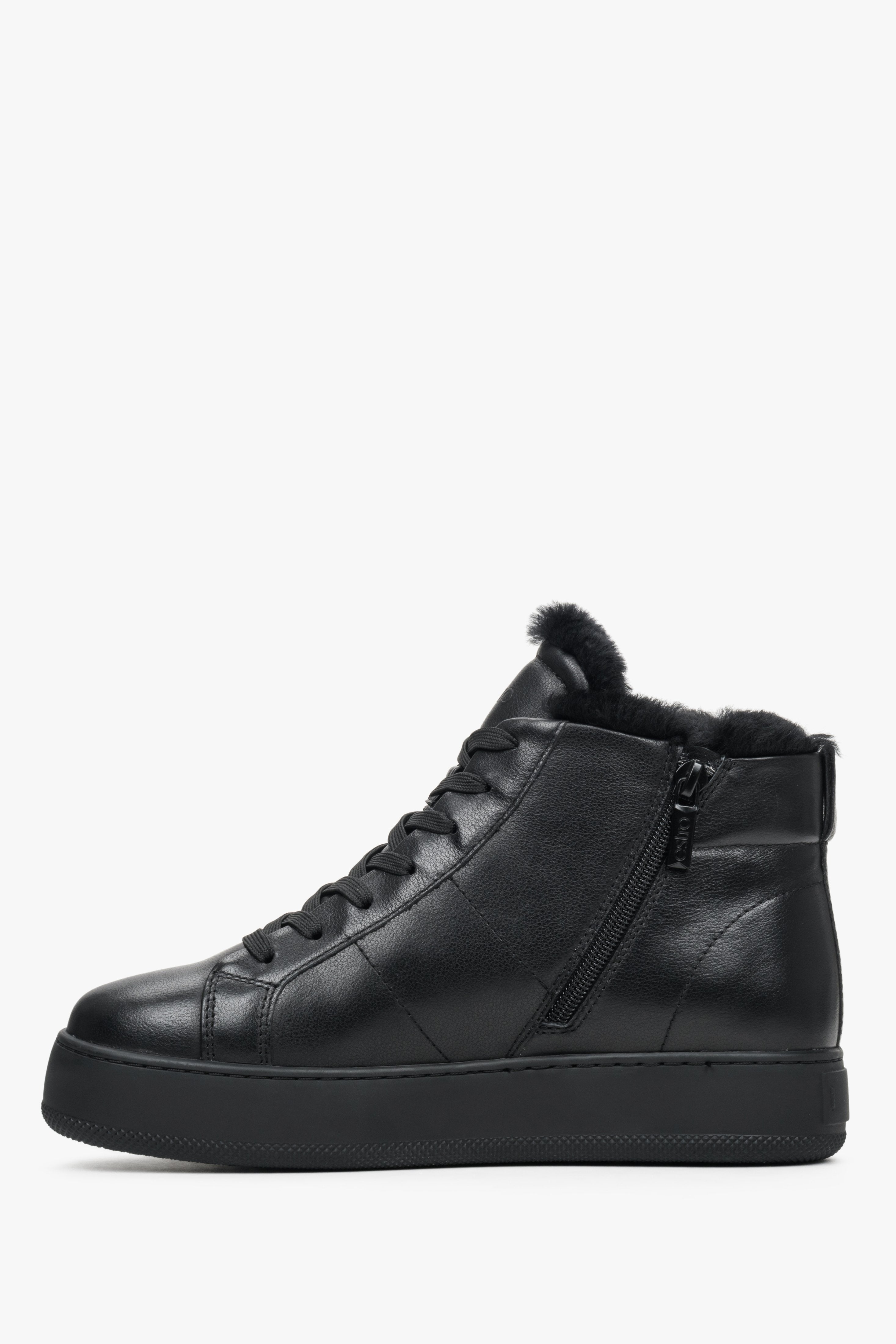 Ocieplane, zimowe sneakersy damskie Estro w kolorze czarnym - profil buta.