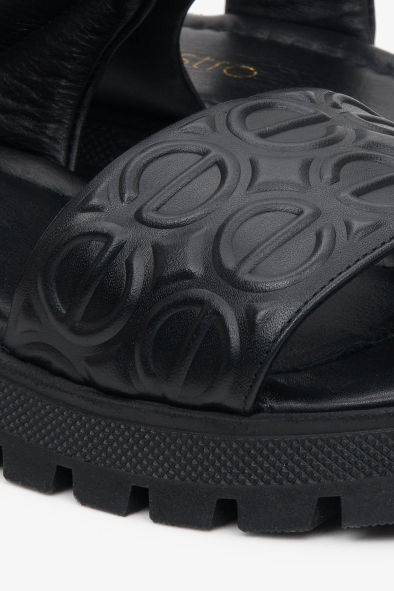 Sandały damskie skórzane czarne Estro na platformie - zbliżenie na detale.