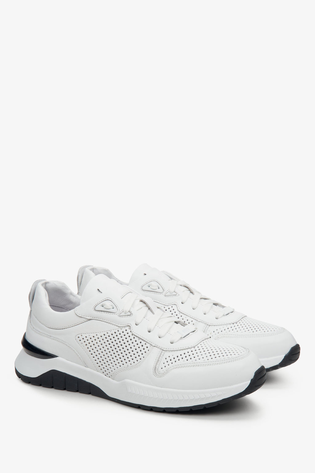Sneakersy męskie Estro w kolorze białym z perforacją na lato.