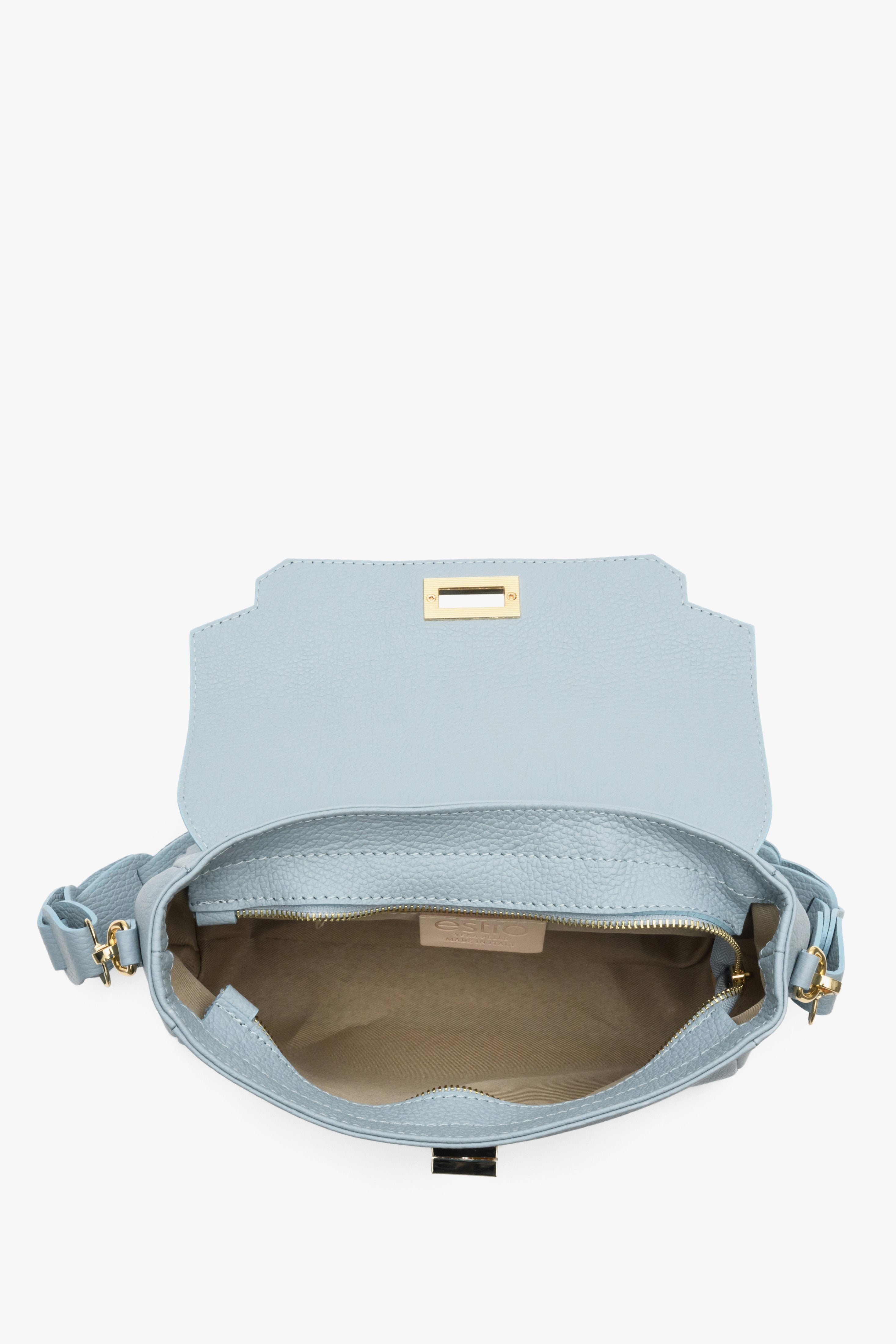 Niebieska torebka damska na ramię ze skóry naturalnej produkcji włoskiej marki Estro - prezentacja wnętrza modelu.