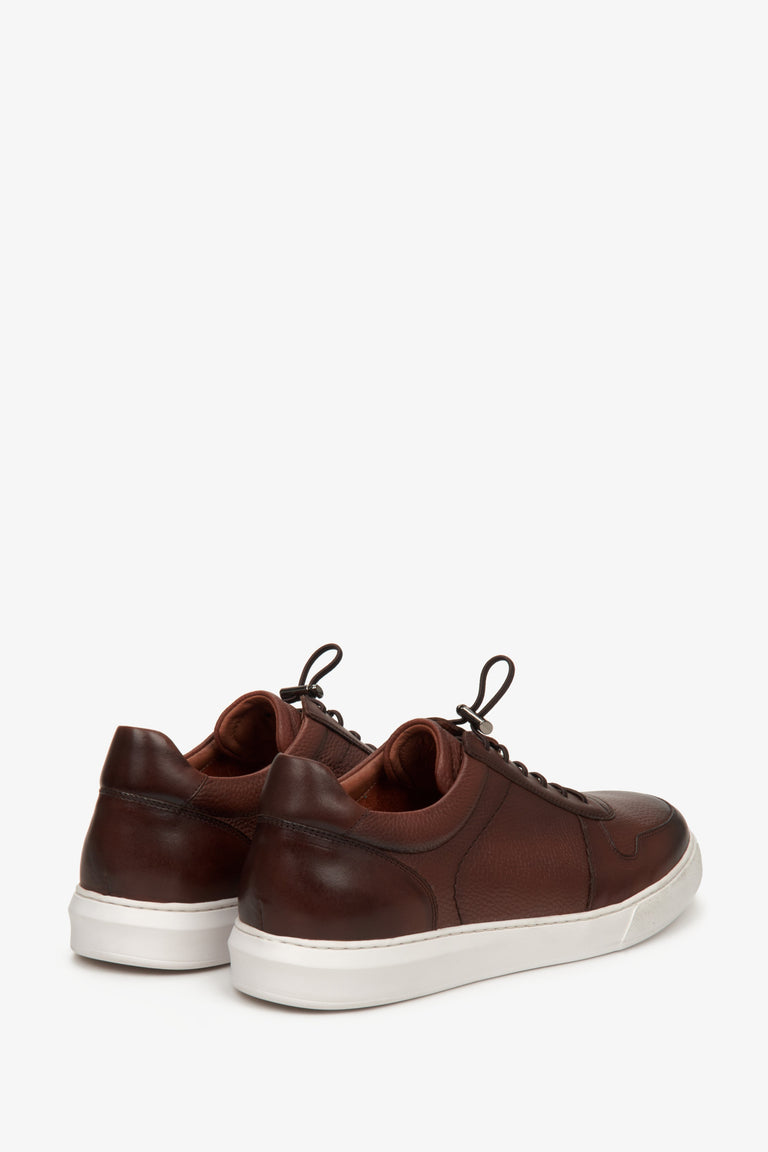 Sneakersy męskie skórzane Estro w kolorze brązowym - prezentacja zapiętka i przyszwy bocznej butów.