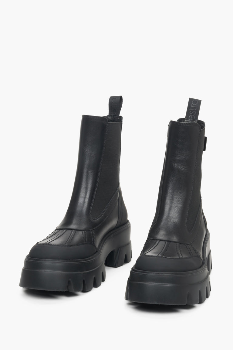 Wysokie, czarne botki damskie ze skóry naturalnej marki Estro - przednia część buta.