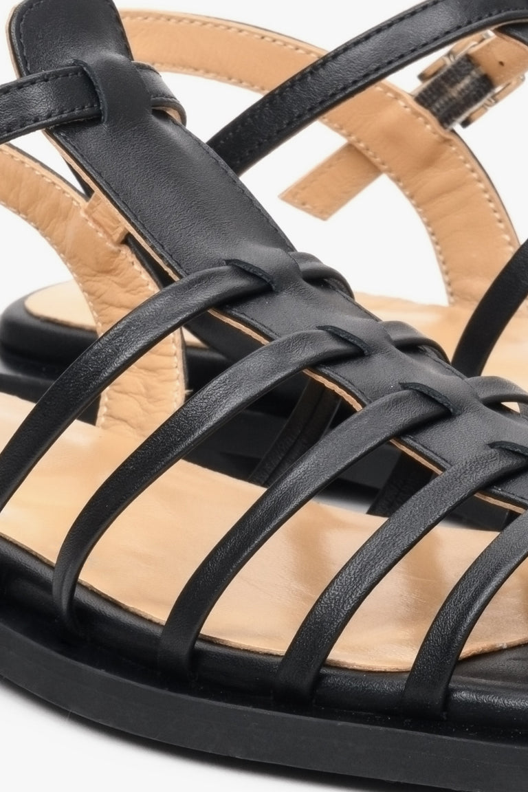 Sandały damskie na lato w kolorze czarnym ze skóry naturalnej - zbliżenie na detale.
