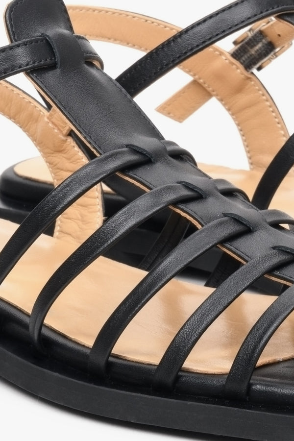 Sandały damskie na lato w kolorze czarnym ze skóry naturalnej - zbliżenie na detale.