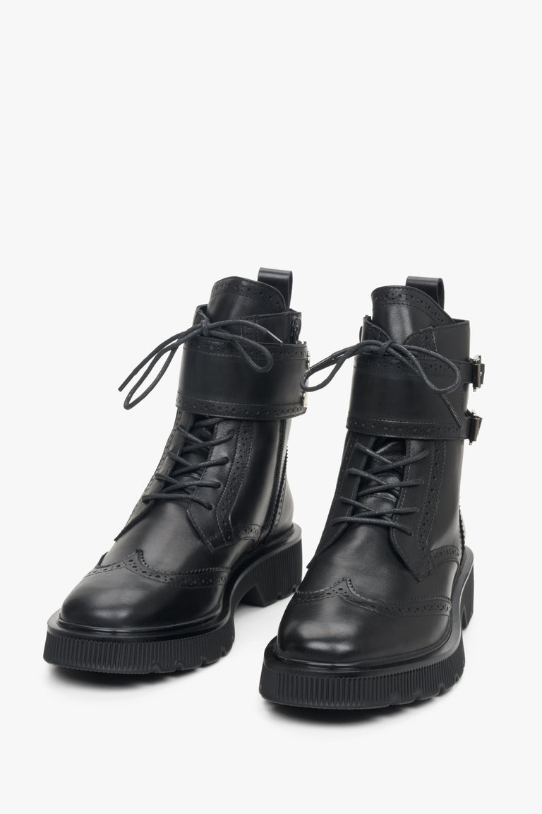 Wysokie workery damskie skórzane w kolorze czarnym z suwakiem marki Estro - podgląd przodu buta.