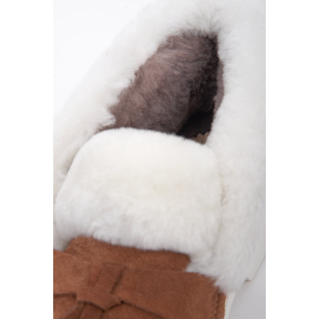 Zimowe, zamszowe buty damskie Estro w kolorze brązowym na zimę - zbliżenie na wypełnienie buta.