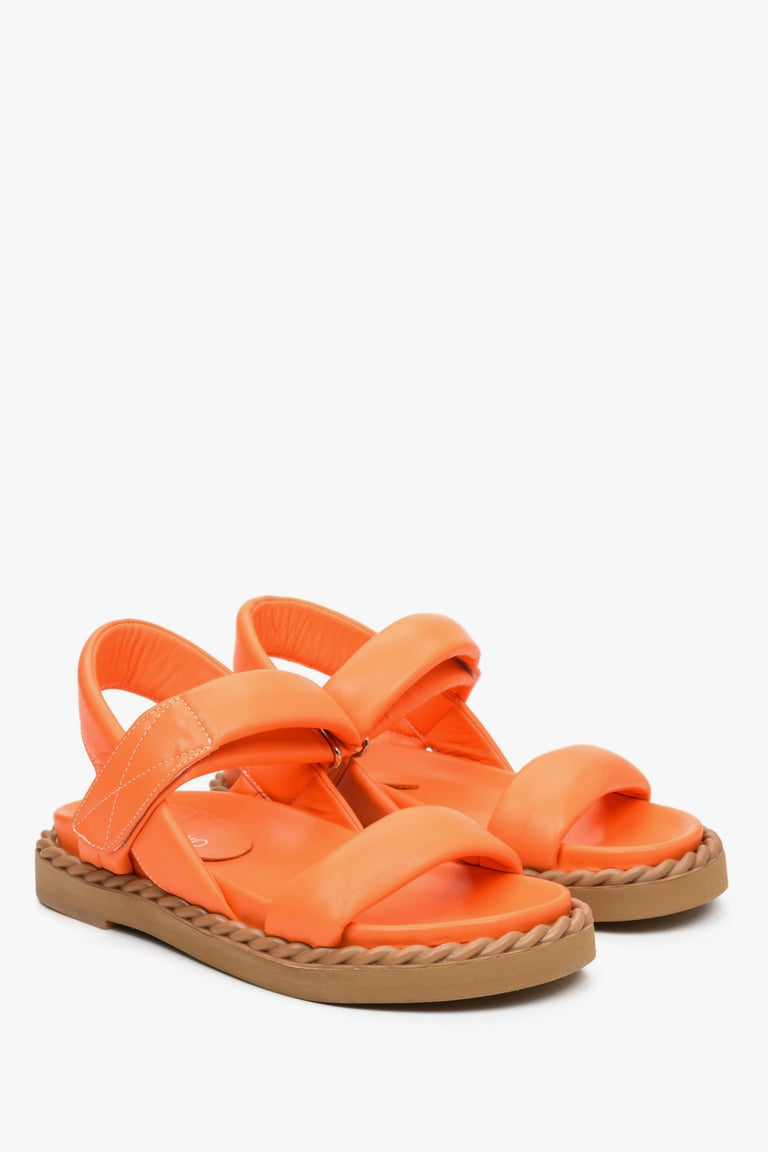 Sandały damskie na lato w kolorze pomarańczowym ze skóry naturalnej na wygodnej podeszwie.
